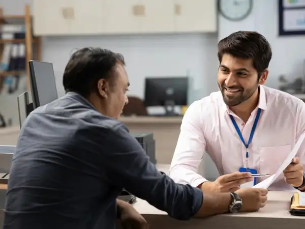 An experienced professional giving feedback to a founder